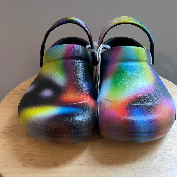 Crocs Bistro Graphic Slip Resistant Clog Neon Tie Dye Work Women’s 6 Men’s 4 NEW - Picture 3 of 10